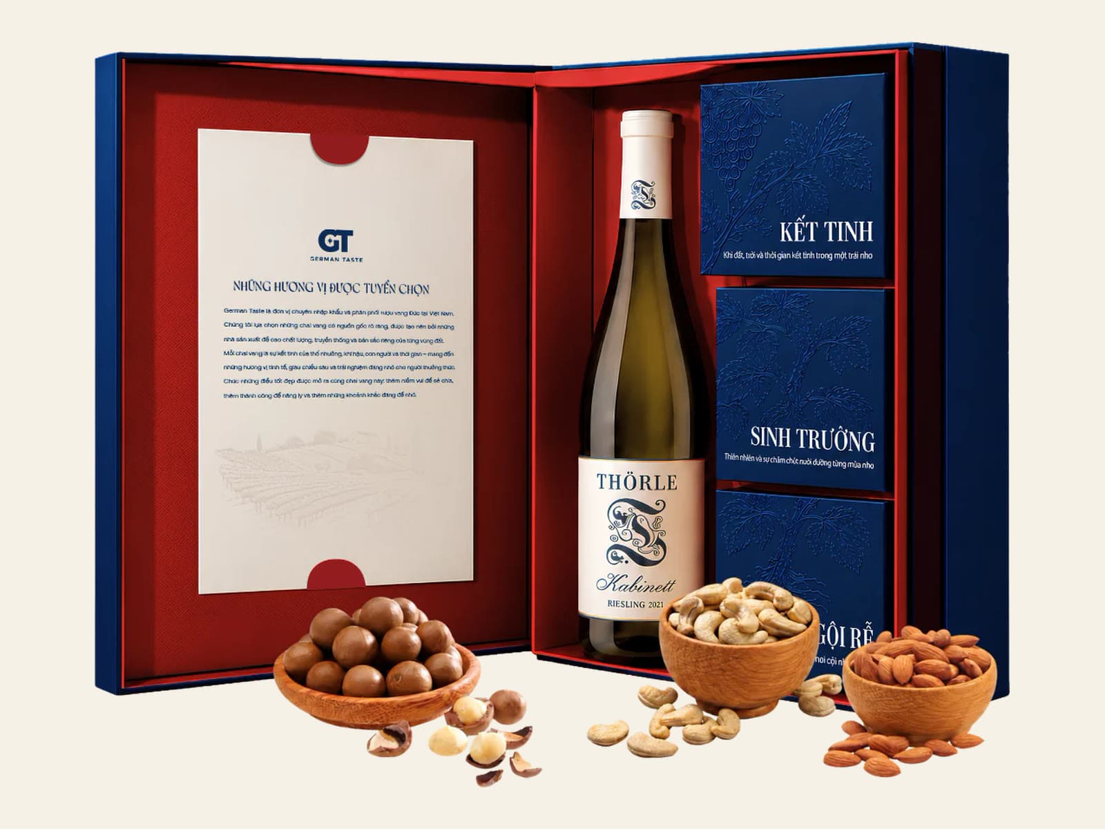 Hộp quà Tết Thịnh Vượng mở nắp: Vang Thörle Riesling Kabinett, thiệp German Taste và ba bát hạt